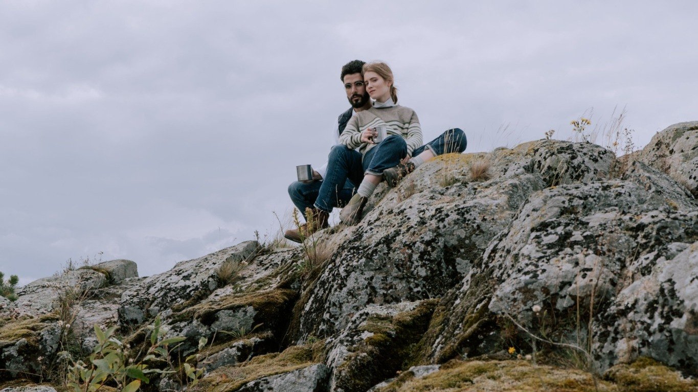 Couple assis sur des rochers en extérieur